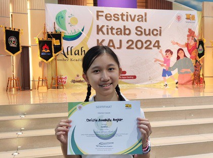 Christie Annabelle Angker Kelas IX-1 yang telah meraih JUARA 1 Lomba Narasi Kitab Suci KAJ